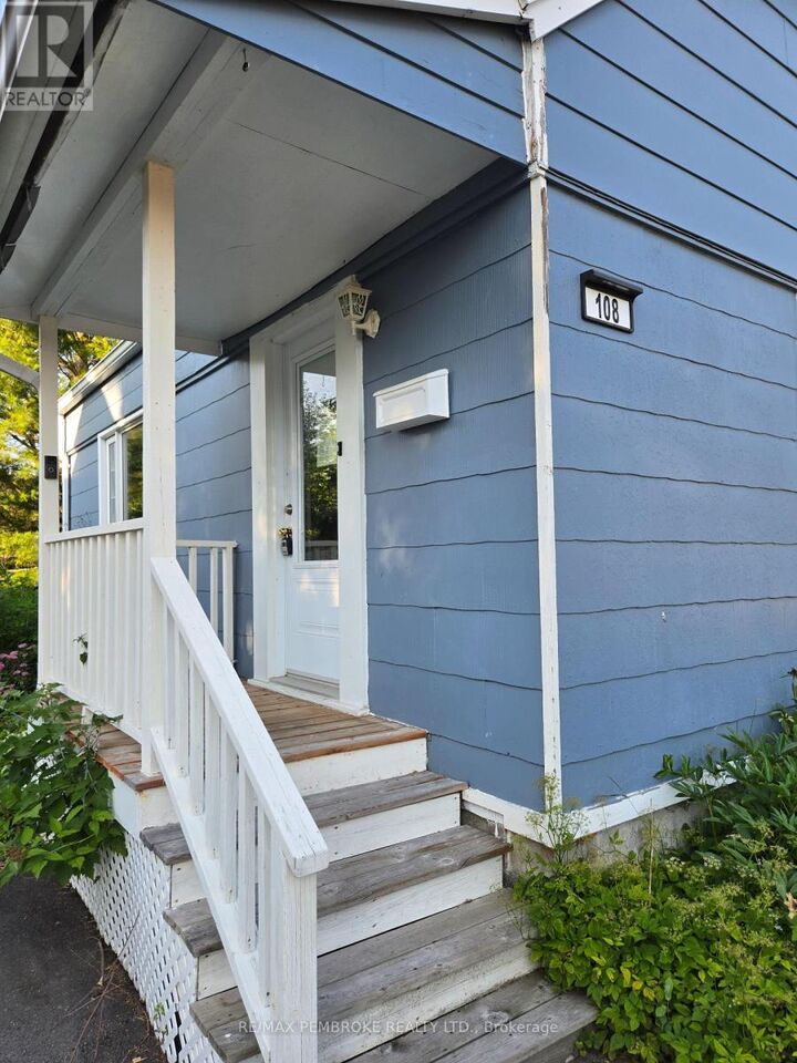 Property Photo:  108 Third Avenue  ON K7S 1Y8 