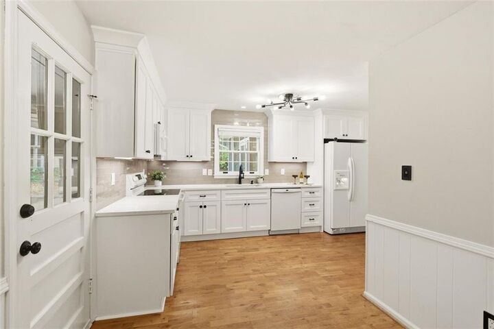 Property Photo: 435 Stonebridge Drive GA 30075