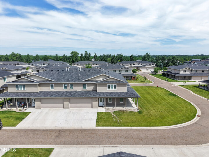 Property Photo:  722 Compass Loop  ND 58504 