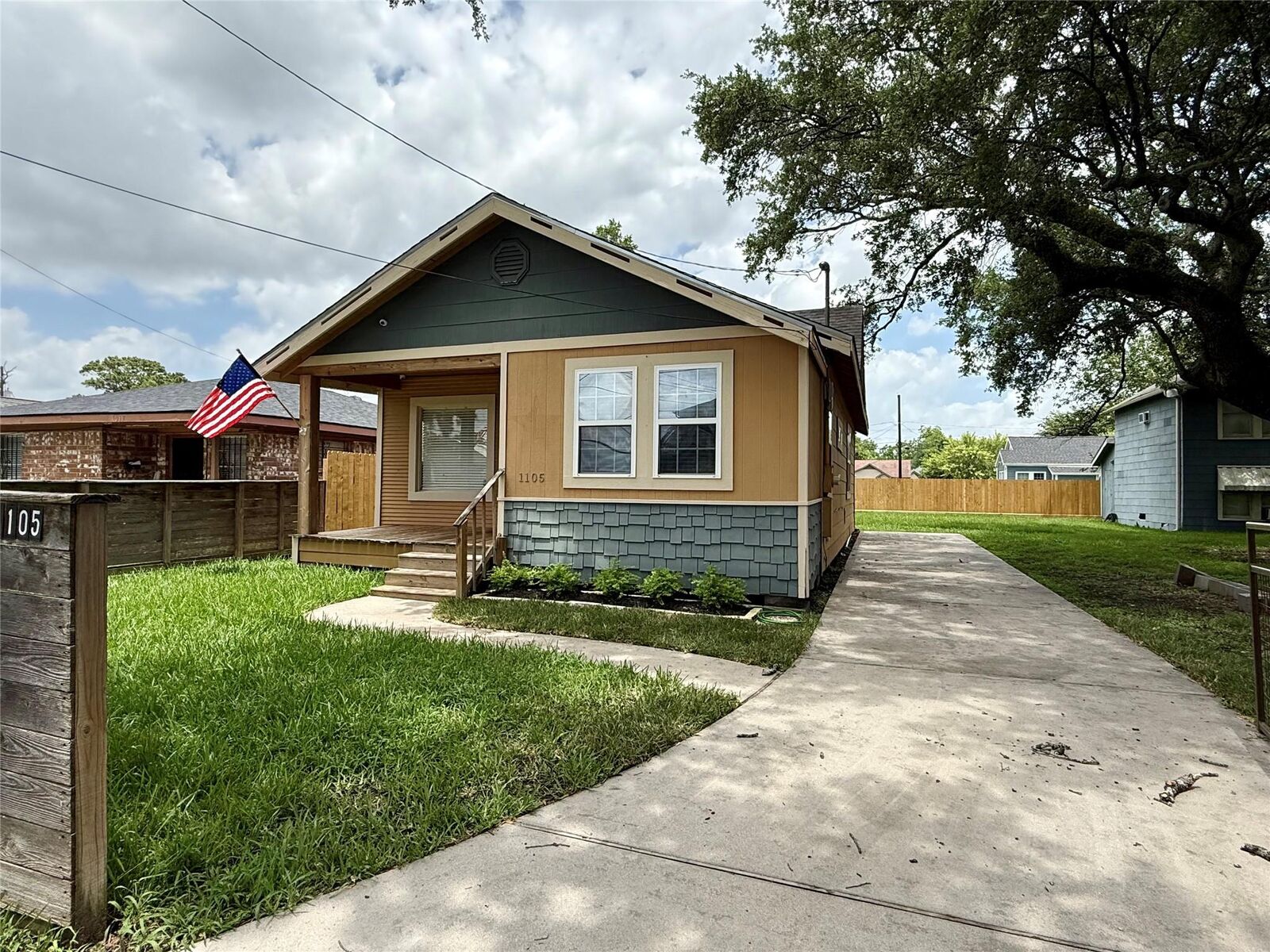 Property Photo: 1105 Melbourne Street TX 77022
