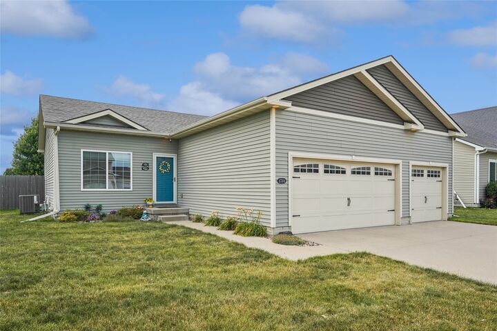 Property Photo: 4704 NE Briarwood Drive IA 50021