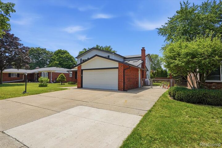 Property Photo:  14385 Pere Street  MI 48154 4760 