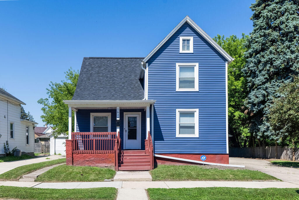 Property Photo:  1614 Saint Clair St  WI 53402 