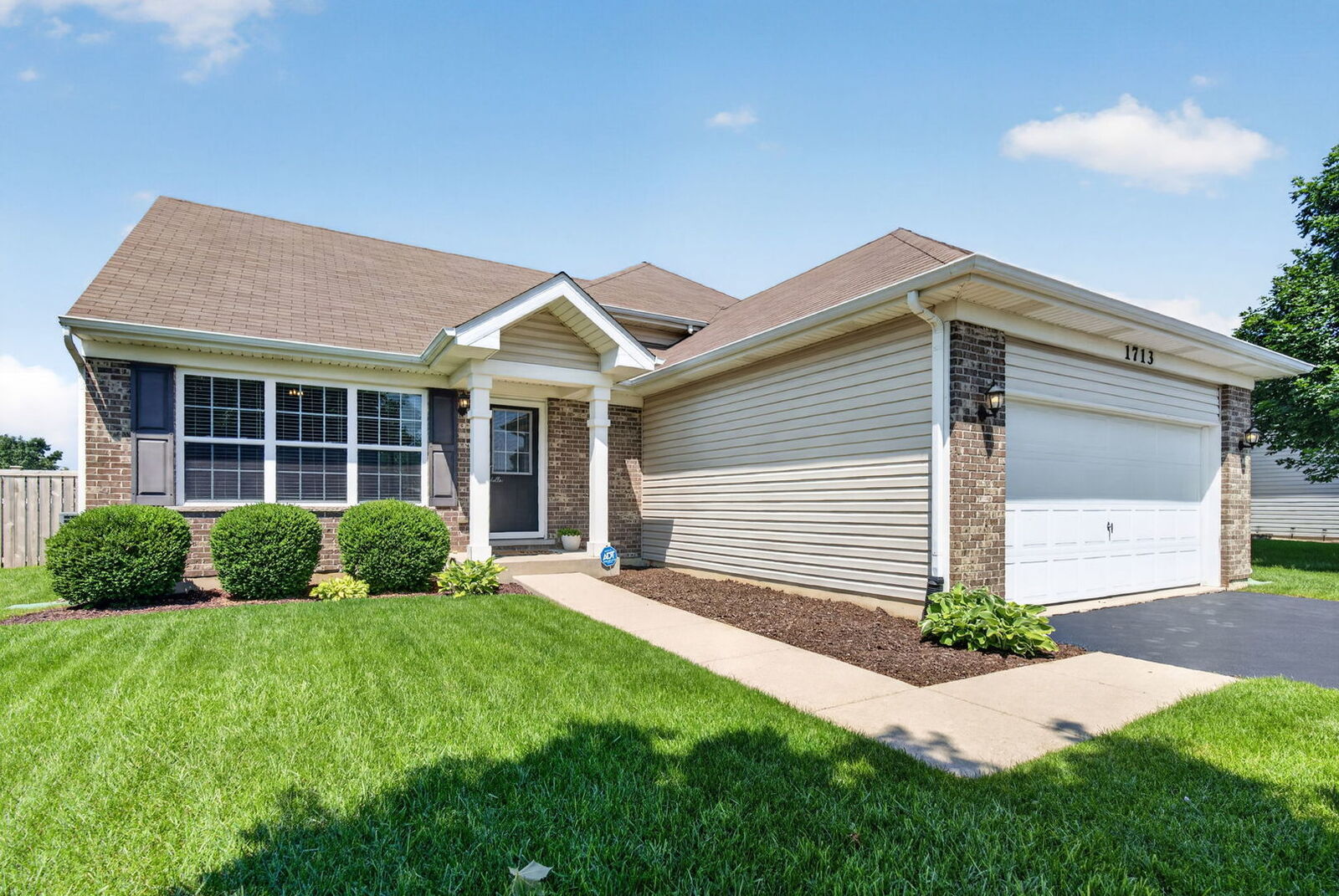 Property Photo:  1713 Aaron Lane  IL 60431 