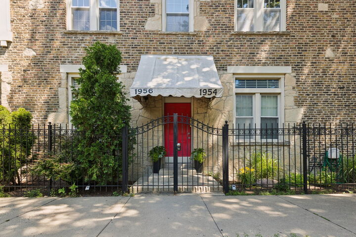 Property Photo: 1956 W Melrose Street 202 IL 60657