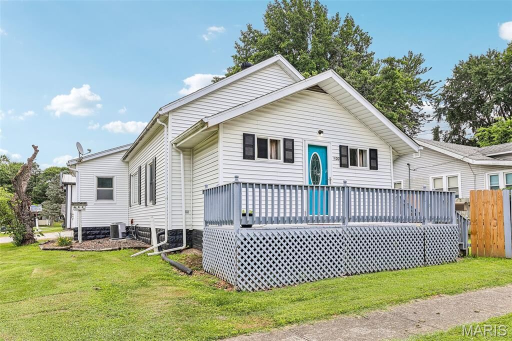 Property Photo:  1120 N Jefferson Street  IL 62056 