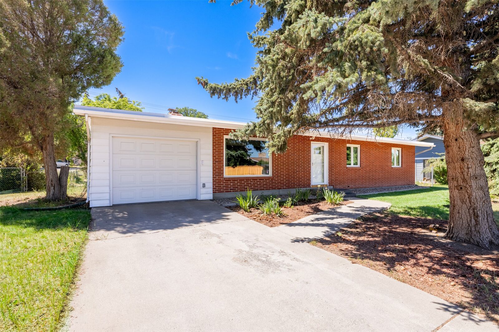 Property Photo: 1923 E Broadway Street MT 59601