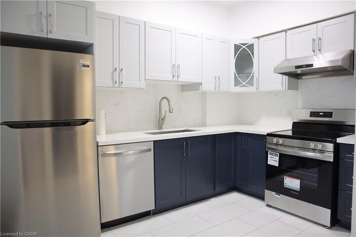 Property Photo: 3055 Elmcreek Road 5 ON L5B 4J9
