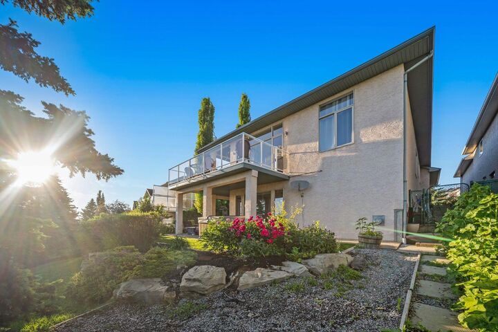Property Photo:  19 Gleneagles View  AB T4C 1N9 