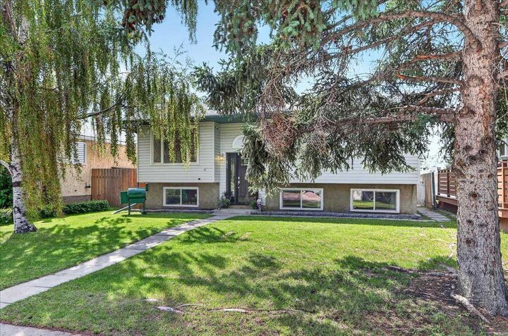 Property Photo:  81 Ashwood Road SE  AB T4B 1G9 