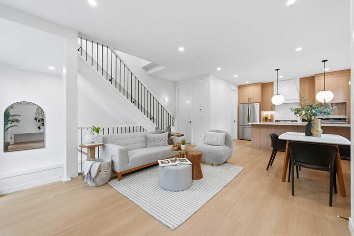 Property Photo: 521 15 Avenue NE 2 AB T2E 1H7