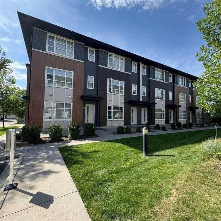 Property Photo:  202 Evansridge Park NW  AB T3P 0N7 