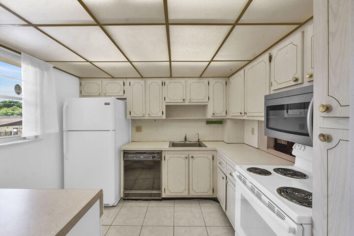 Property Photo:  301 Cambridge Road 202  FL 33024 