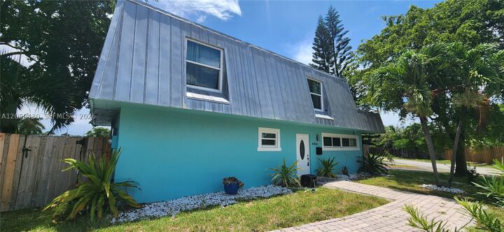 Property Photo: 4081 NE 14th Ave 4081 FL 33334