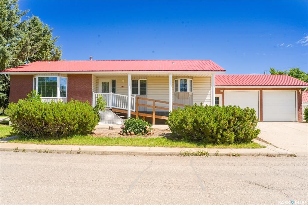Property Photo:  126 5th Avenue W  SK S0H 1X0 