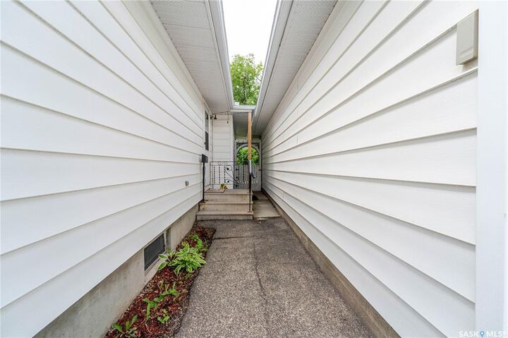 Property Photo:  1014 Hopkins Crescent  SK S6H 3E7 