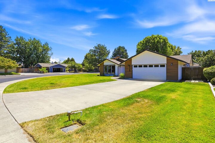 Property Photo: 615 Muriel St WA 99352