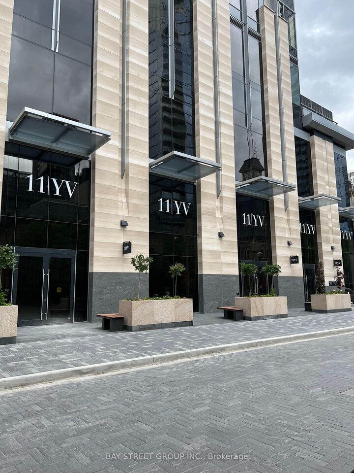 Property Photo: 11 Yorkville Avenue 3605 ON M4Y 0B7