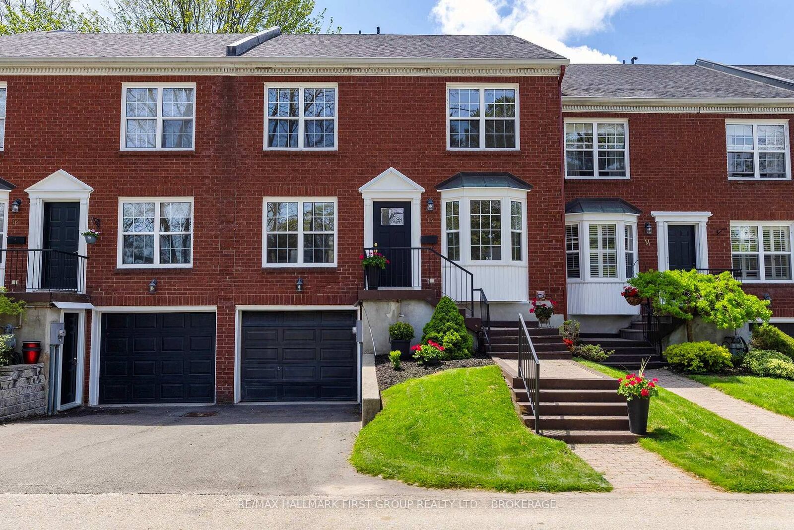 Property Photo: 15 Country Club Place ON K6V 6T7