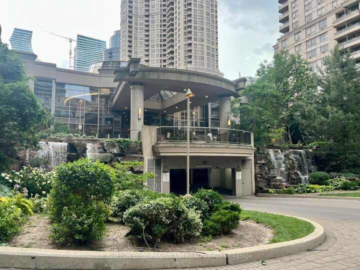 Property Photo:  3880 Duke Of York Boulevard 708  ON L5B 4M7 