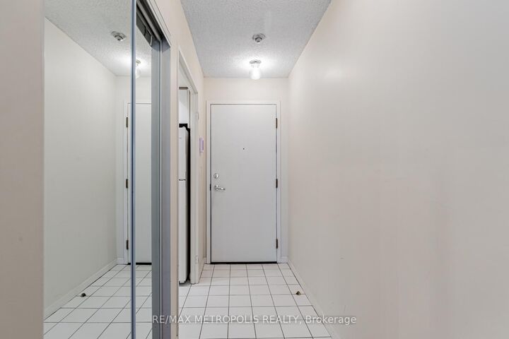 Property Photo: 7 Carlton Street 601 ON M5B 2M3
