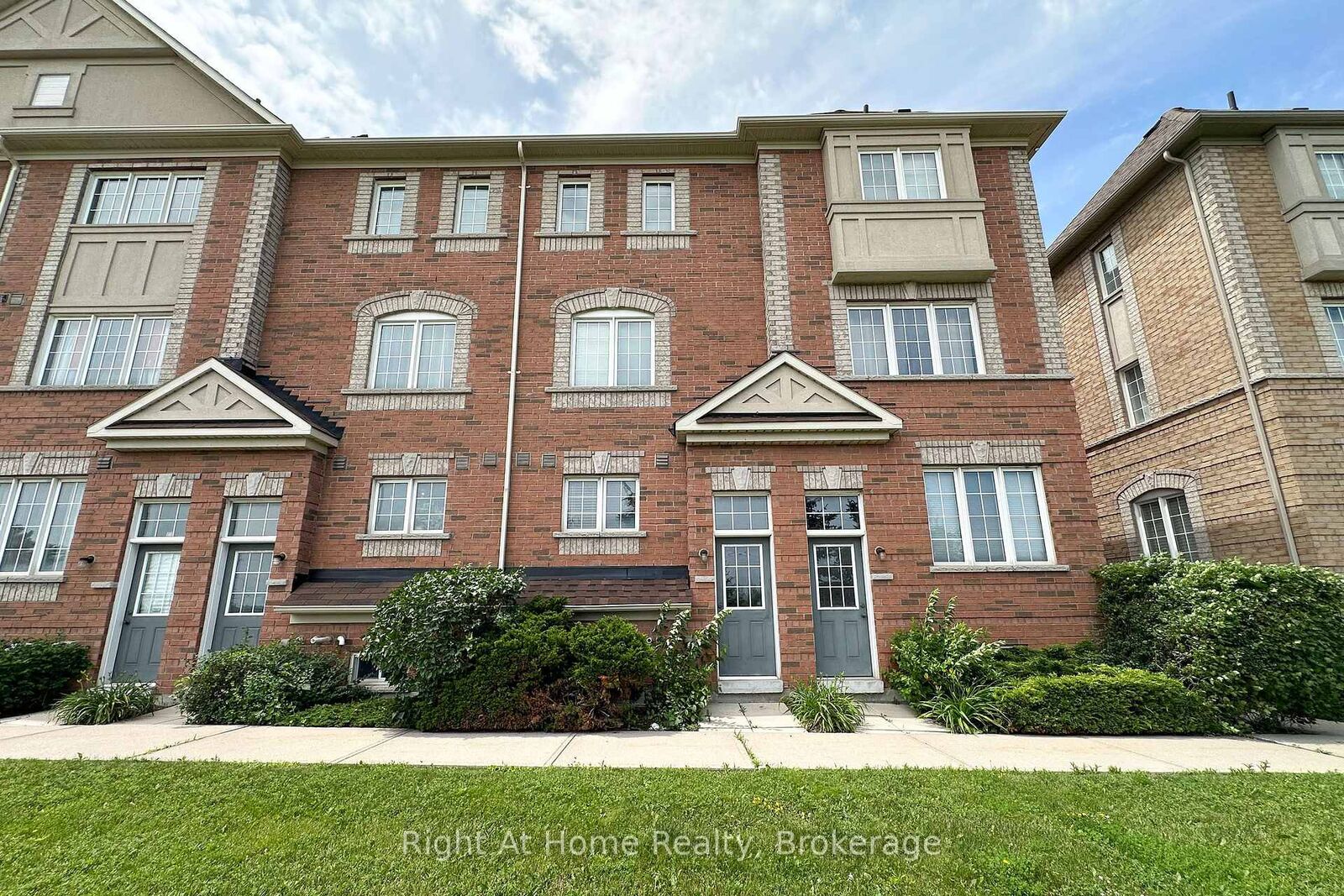 Property Photo:  65 Cooperage Lane Unit 65  ON L1S 0E8 