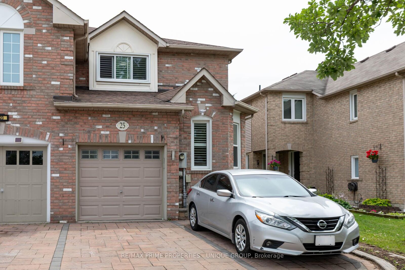 Property Photo: 25 Pine Gate Place ON L1R 2M5
