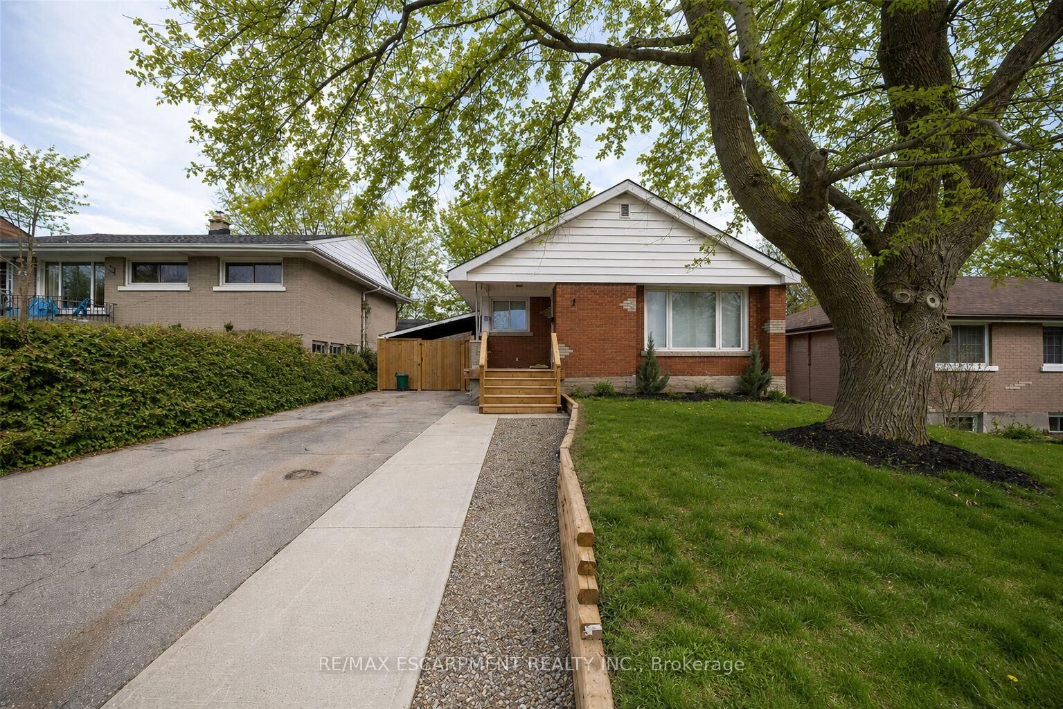 Property Photo: 76 Glenview Avenue Lower ON N1R 2W2