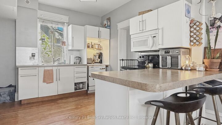 Property Photo:  126 Third Avenue E  ON P1B 1M5 