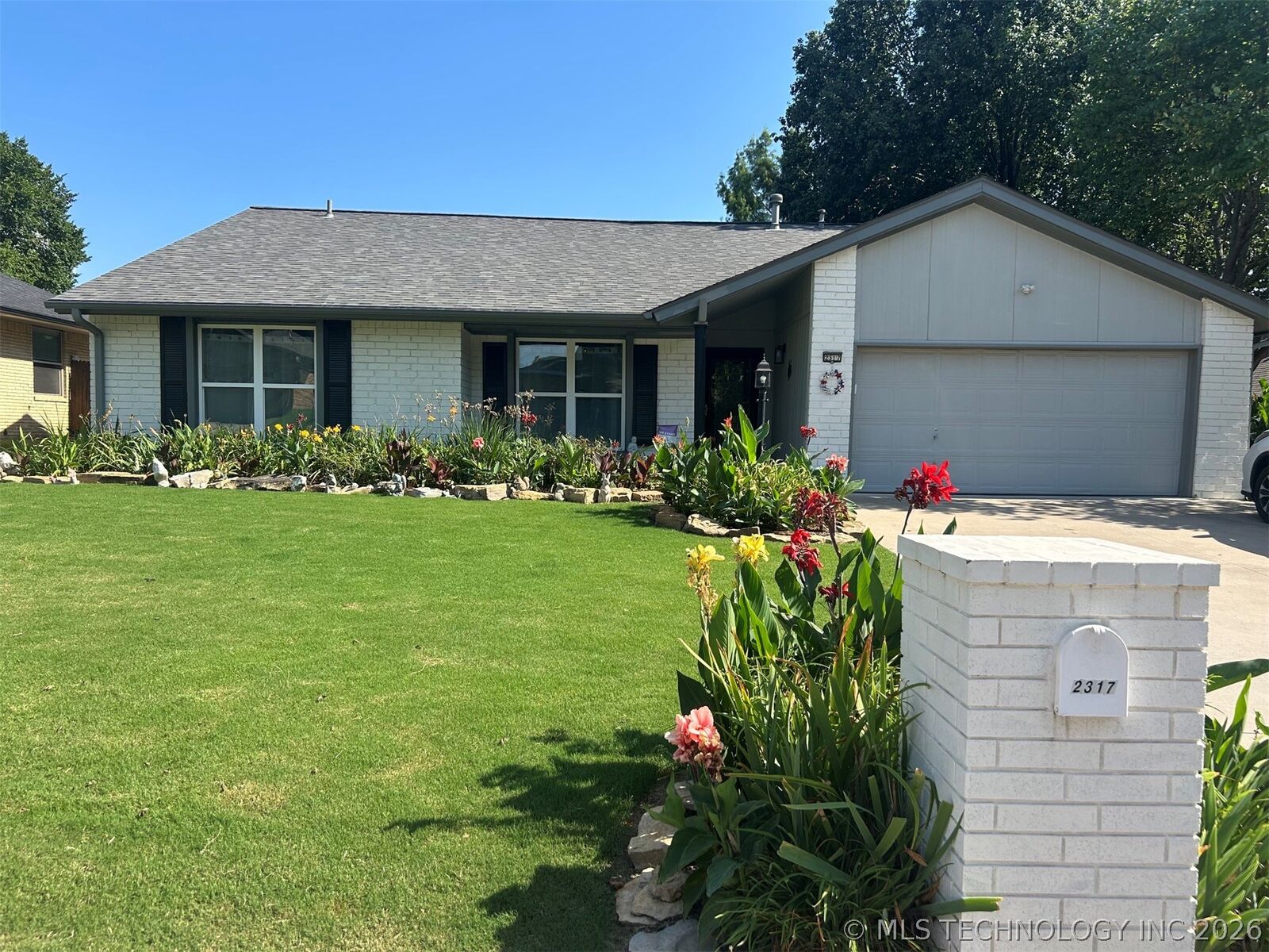 Property Photo: 2317 W Broadway Court OK 74012