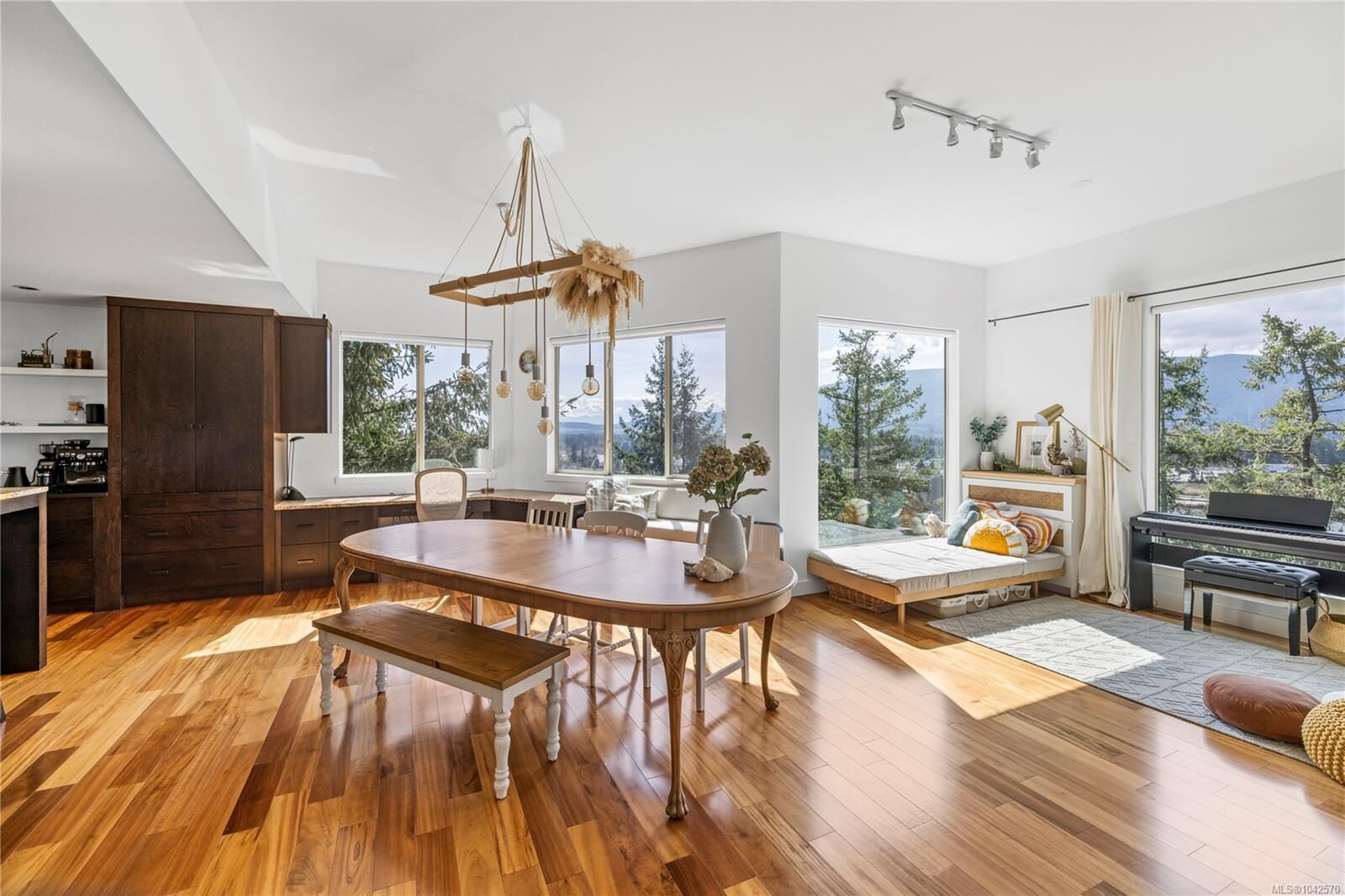 Property Photo: 340 Summit Dr BC V9T 5R2