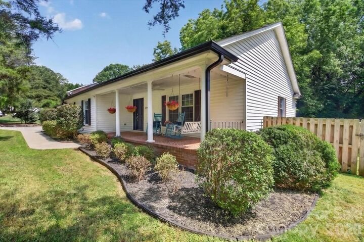 Property Photo:  4124 Bridgewood Lane  NC 28226 
