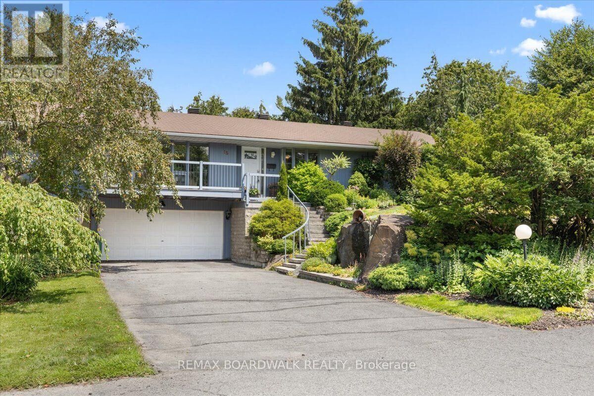 Property Photo:  15 Selwyn Crescent  ON K2K 1N9 