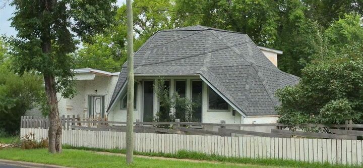 1102 Rosser Avenue East — photo 1