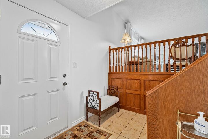 Photo de la propriété:  10715 33 Avenue NW  AB T6J 2Z2 