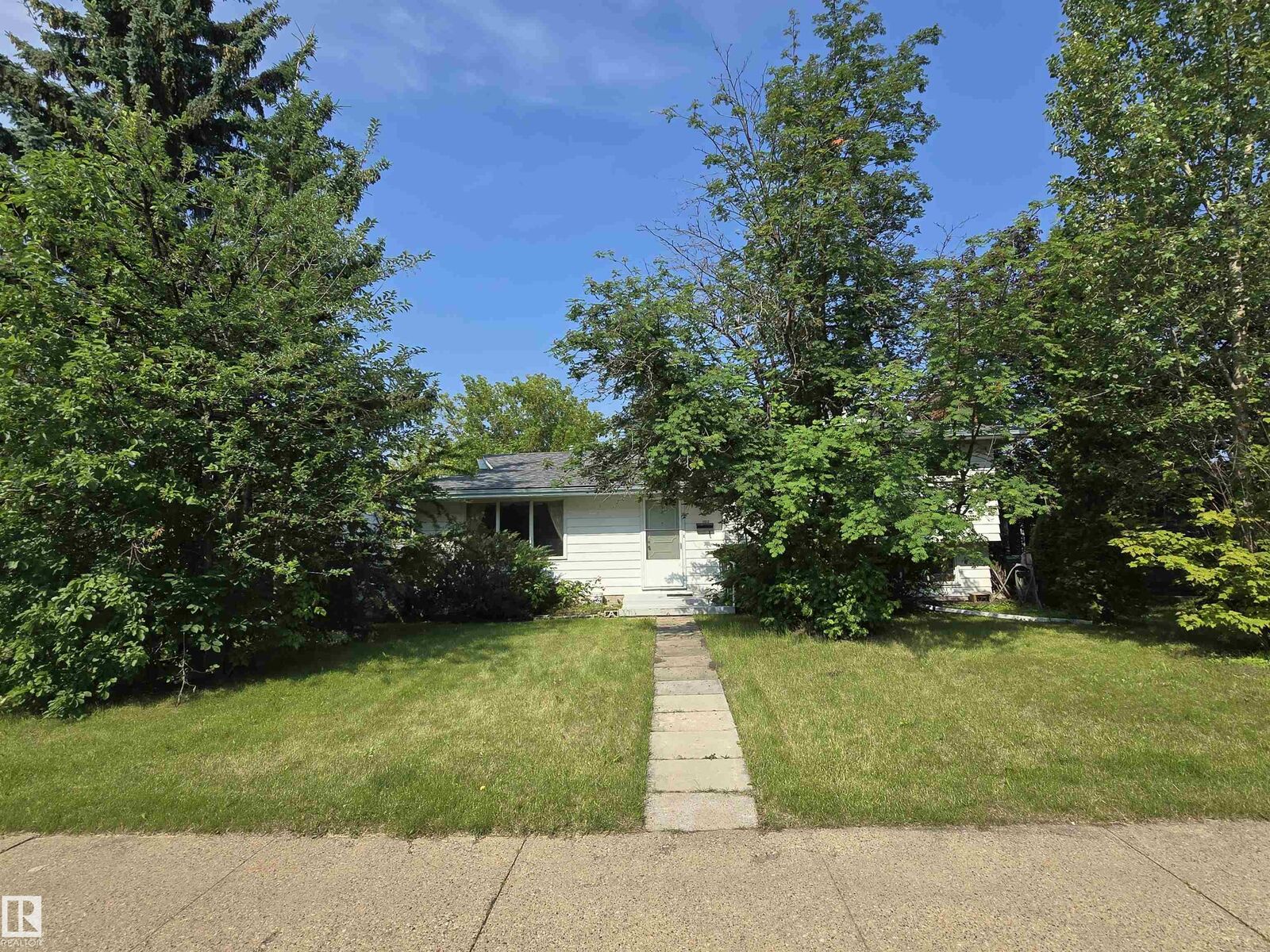 Property Photo:  5012 143 Street NW  AB T6H 4E2 