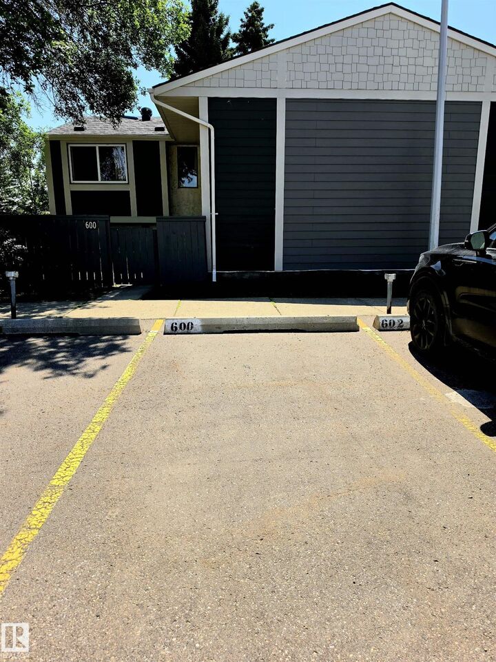 Property Photo: 600 Willow Crest NW AB T5T 2K7