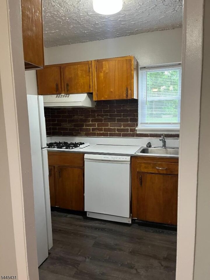 Property Photo: 354 S Orange Ave 2C NJ 07079