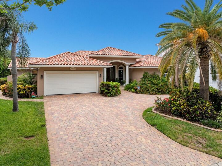 Property Photo: 2001 Illinois Ave NE FL 33703