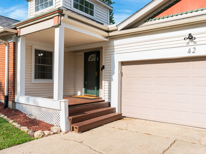 Property Photo:  42 Circle Dr W  IL 60538 