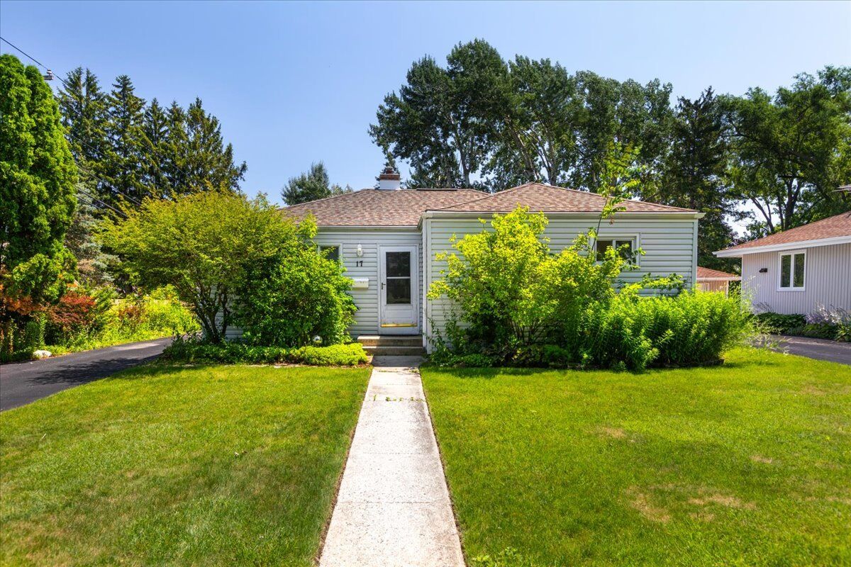 Property Photo:  17 S Walnut Street  IL 60067 