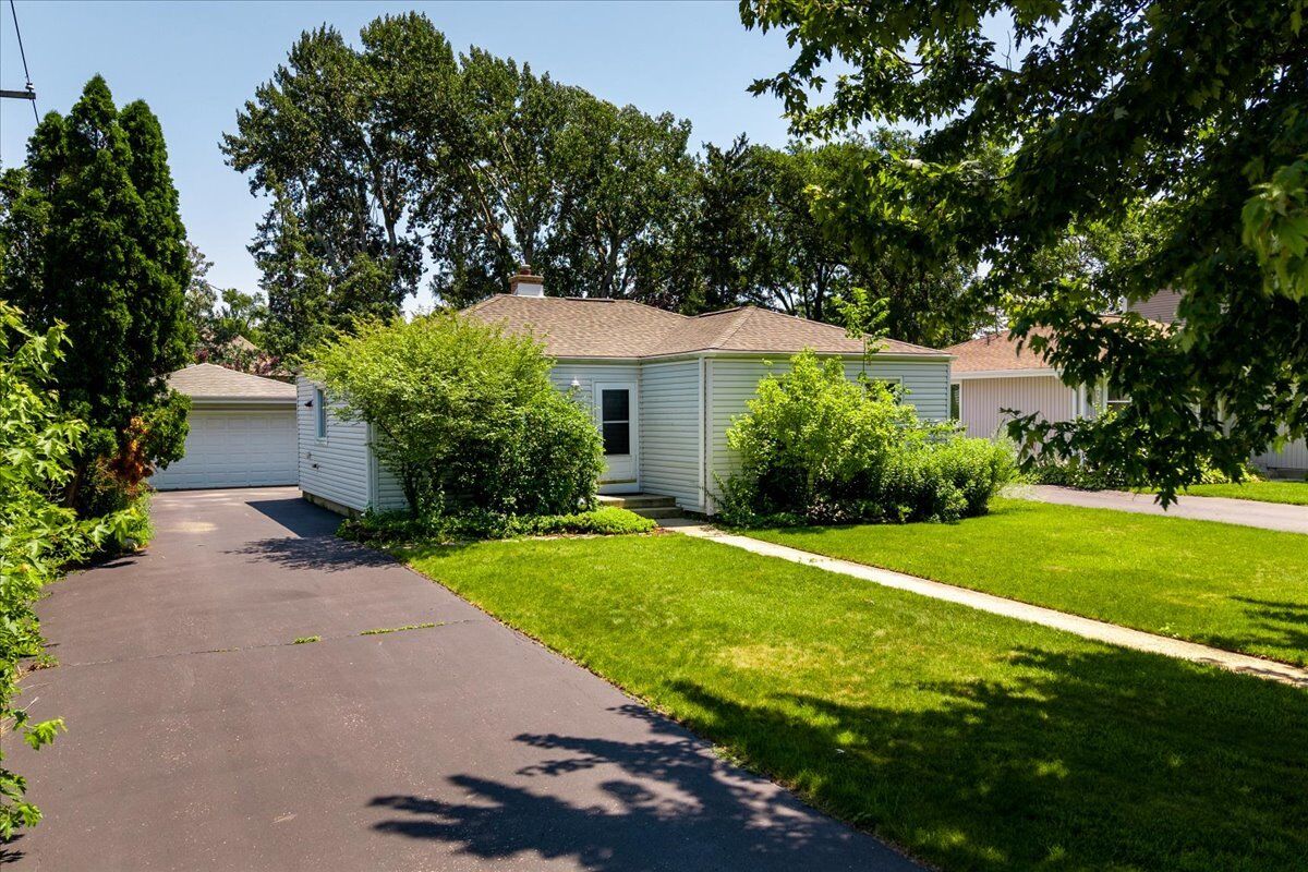 Property Photo: 17 S Walnut Street IL 60067