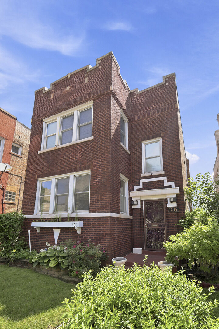 Property Photo:  1315 N Massasoit Avenue  IL 60651 
