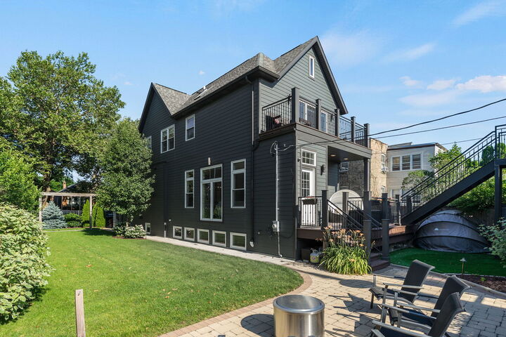Property Photo: 4037 N Richmond Street IL 60618