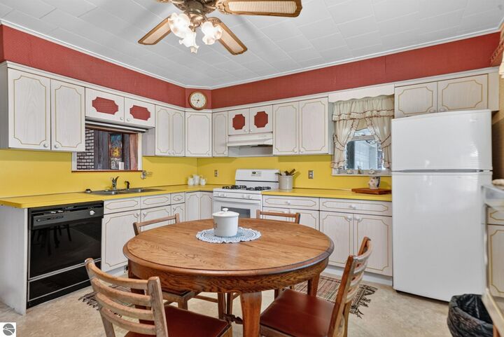 Property Photo:  7017 Twin Lakes Avenue  MI 49665 