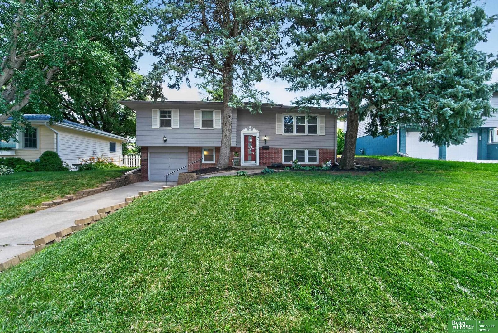 Property Photo: 5111 S 94th Avenue NE 68127
