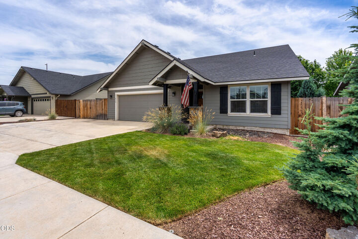 Property Photo:  432 NE Oak Avenue  OR 97756 