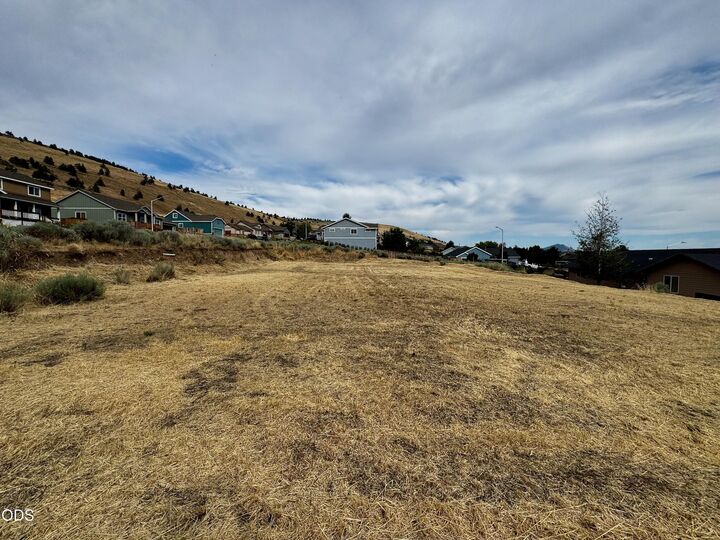 Property Photo:  866 Westview Drive  OR 97603 