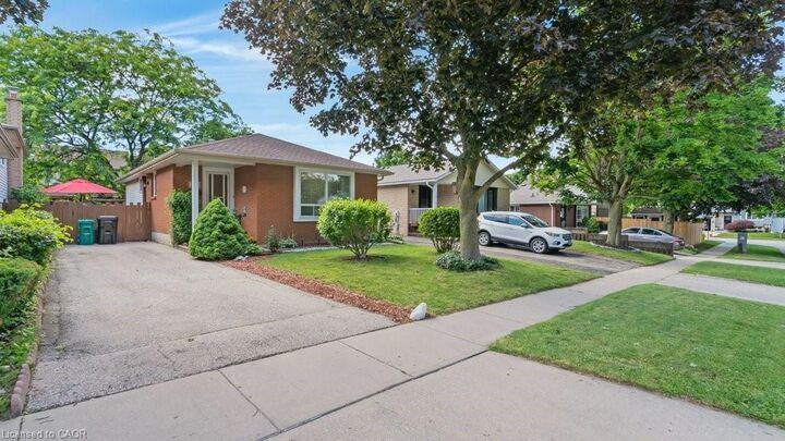 Property Photo:  252 Johanna Drive  ON N1S 4C6 