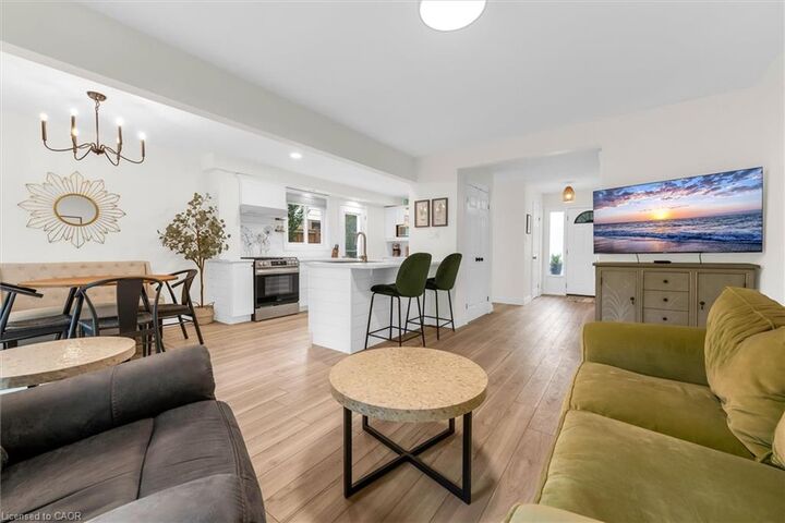 Property Photo:  12 Woods End  ON N3R 6M8 